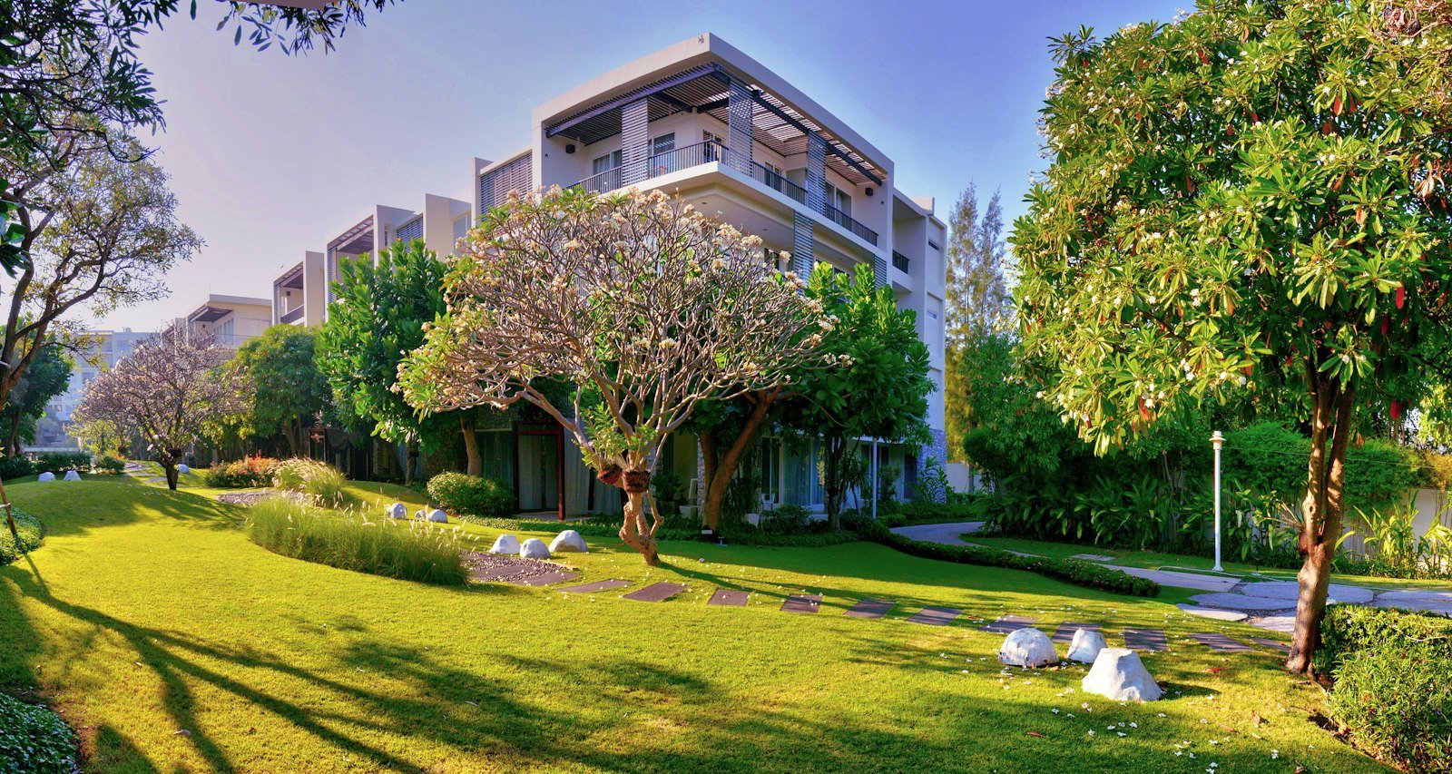 Edificio residencial con árboles, comparación entre comprar casa o departamento en Córdoba