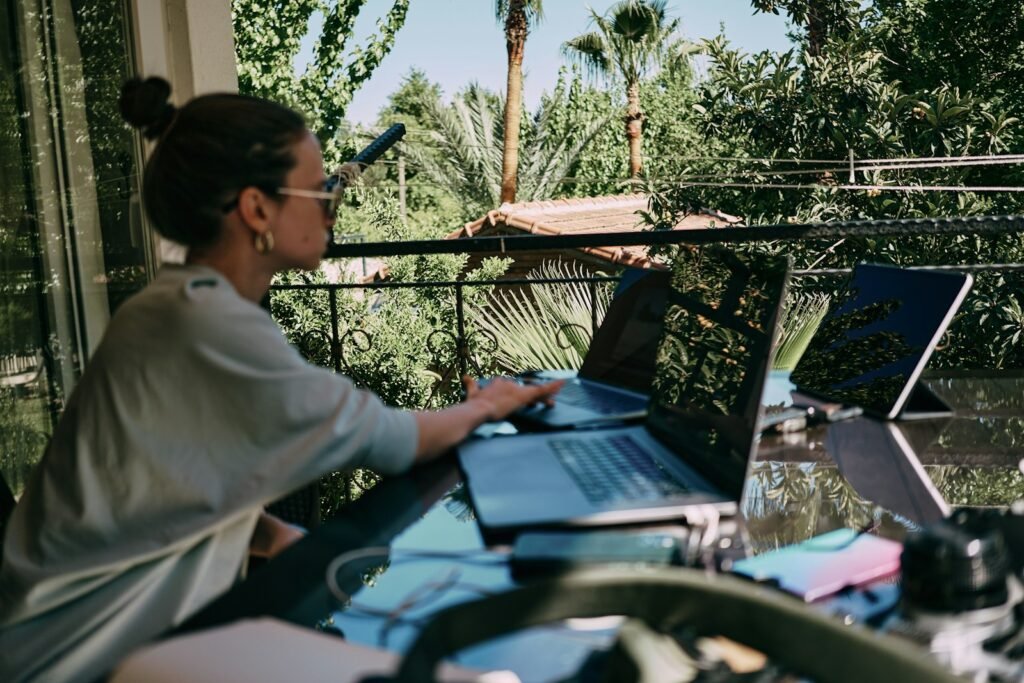 Persona gestionando a distancia la compra de una propiedad en Córdoba desde su laptop