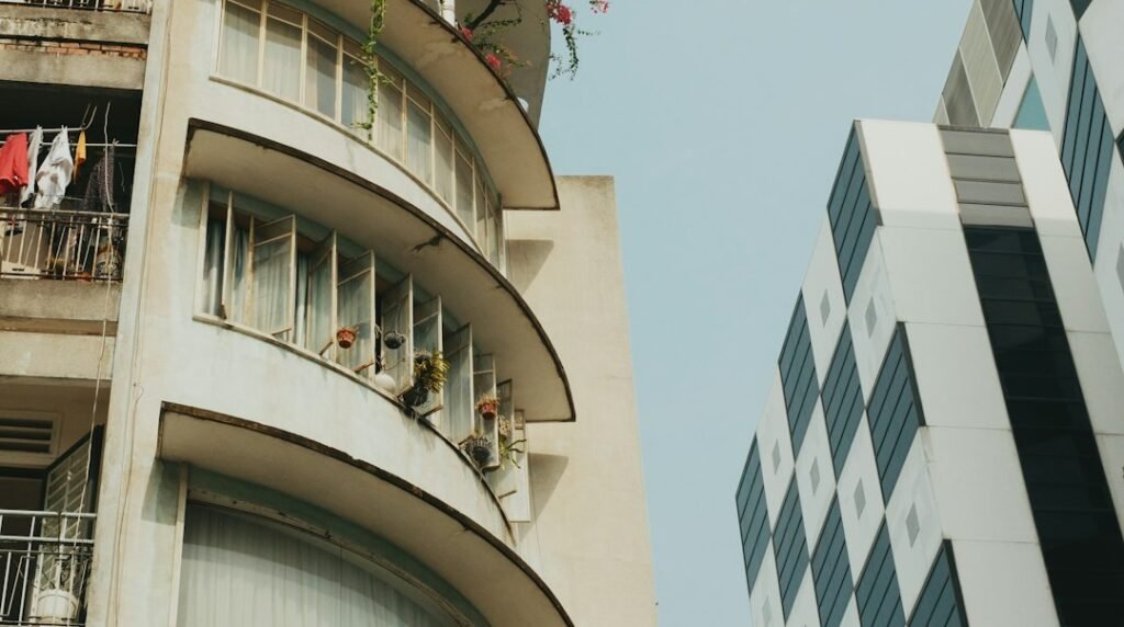 Balcones de un edificio de departamentos moderno