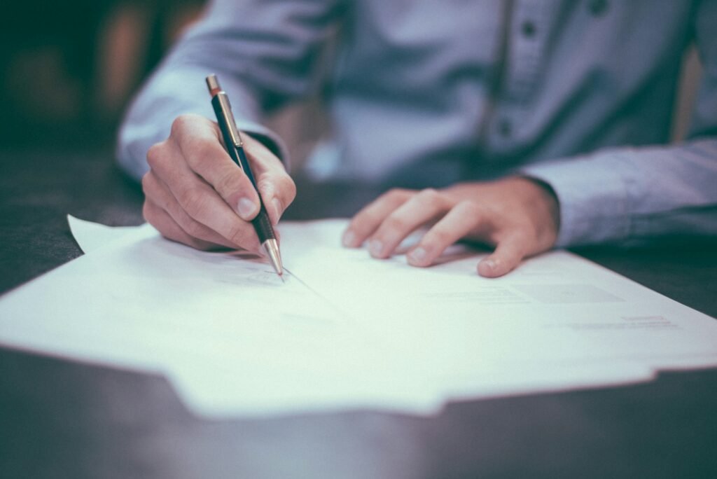 Firma de la reserva de una propiedad con lapicera sobre el documento