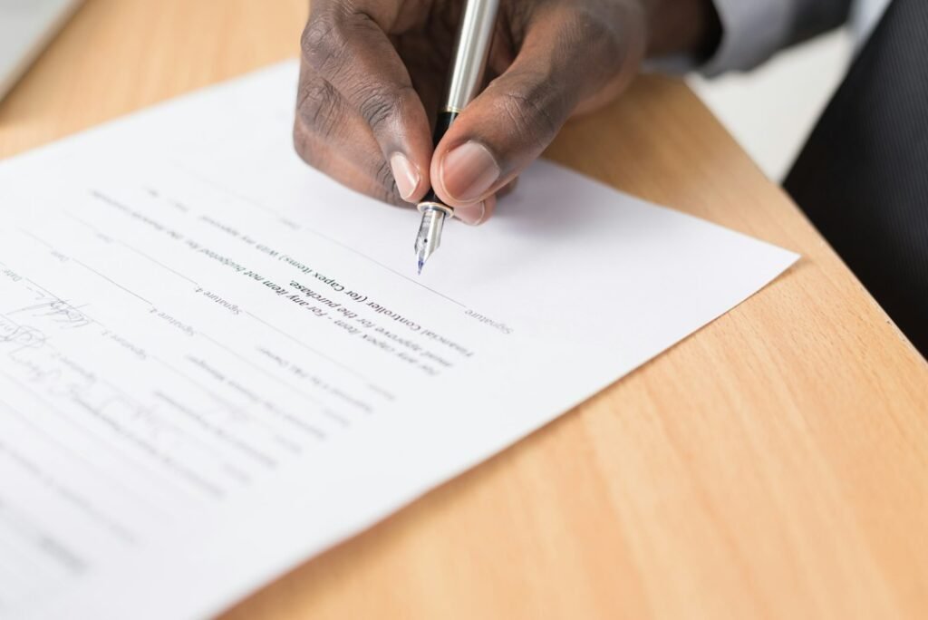 Persona completando el formulario de reserva o seña de una compraventa inmobiliaria