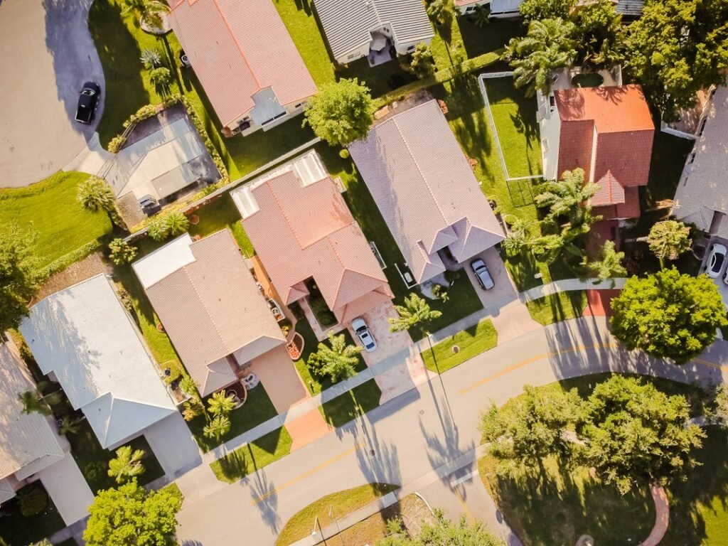 Vista aérea de un barrio residencial con casas y espacios verdes en Córdoba